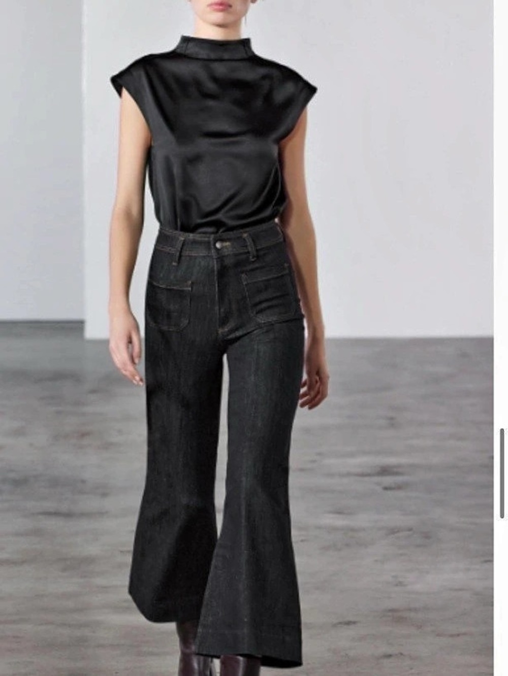 Zara Flare Leg Jeans in Black Size M